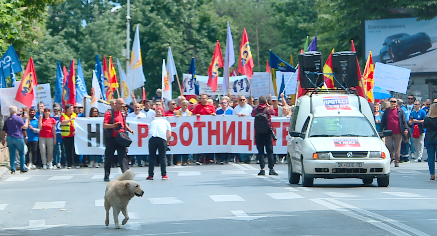 “Hajna, hajna, hajna” – Mijëra punëtorë protestuan sot në Shkup
