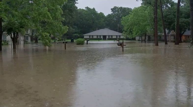 Përmbytje të mëdha në Teksas dhe Hjuston të Shteteve të Bashkuara, situata pritet të përkeqësohet