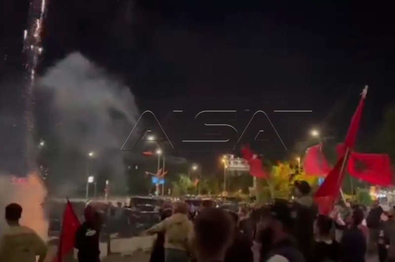 Me tupana dhe flamuj, VLEN festë të madhe edhe në Tetovë
