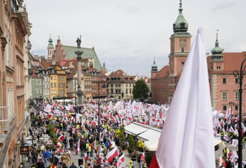 Mijëra polakë në Varshavë protestojnë ndaj ‘politikave helmuese të klimës’ së Bashkimit Evropian
