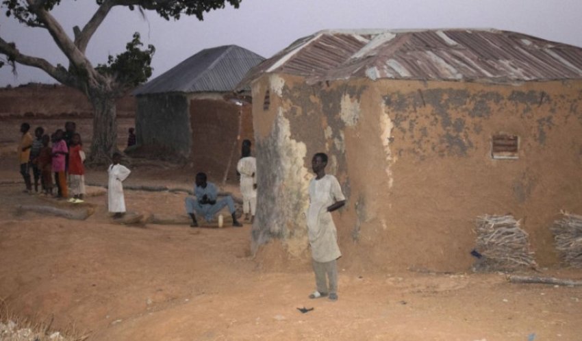 Një bandë e armatosur ka rrëmbyer më shumë se 100 persona në Nigeri