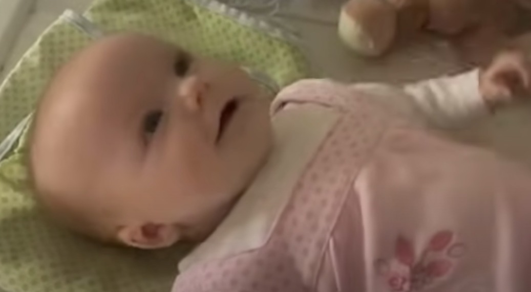 Një foshnjë 10-javore la pa fjalë prindërit e tij kur i tha mamasë: “Të dua”, dhe momenti i pabesueshëm është kapur në kamera