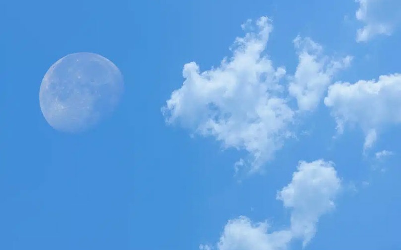 Pse hëna është e dukshme gjatë ditës  7 fakte befasuese