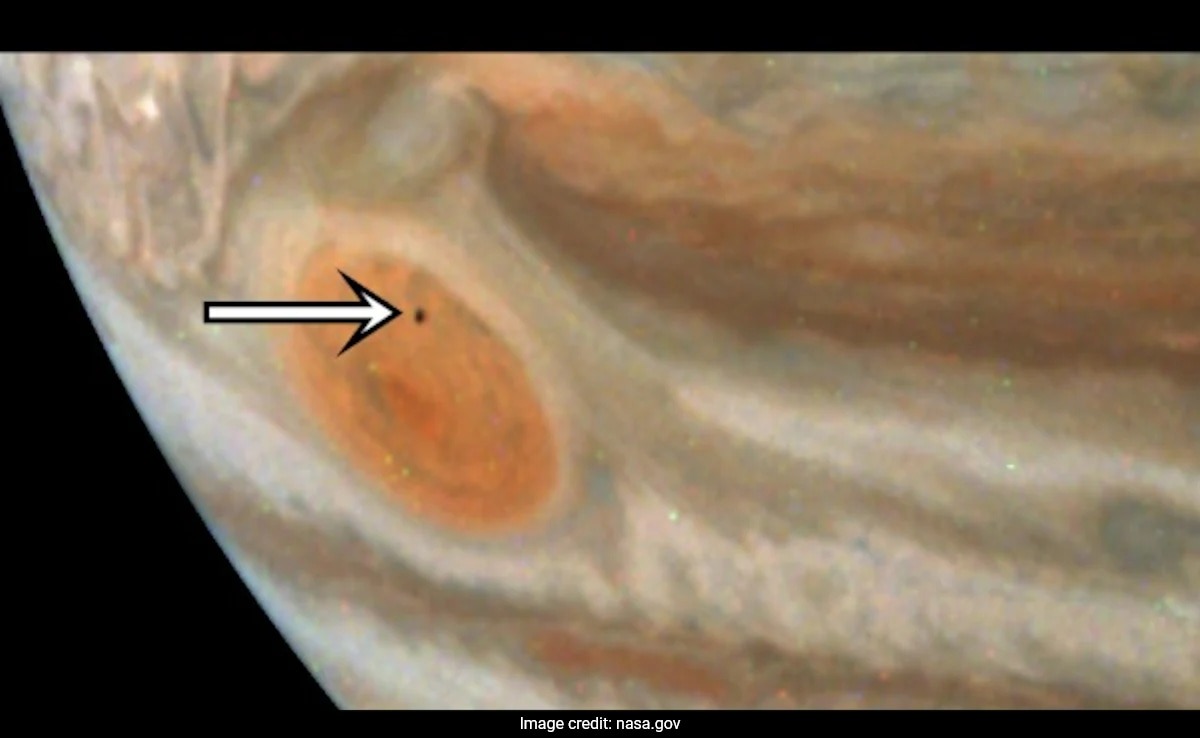 Një imazh i rrallë hapësinor i hënës së Jupiterit Amalthea