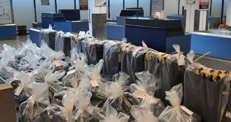 51 vjeçari kapet me 8 valixhe plot me drogë në aeroport, me vlerë 1 milionë paund