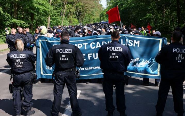 Protestë kundër Tesla-s në Gjermani/ Qindra protestues kundërshtojnë zgjerimin e fabrikës