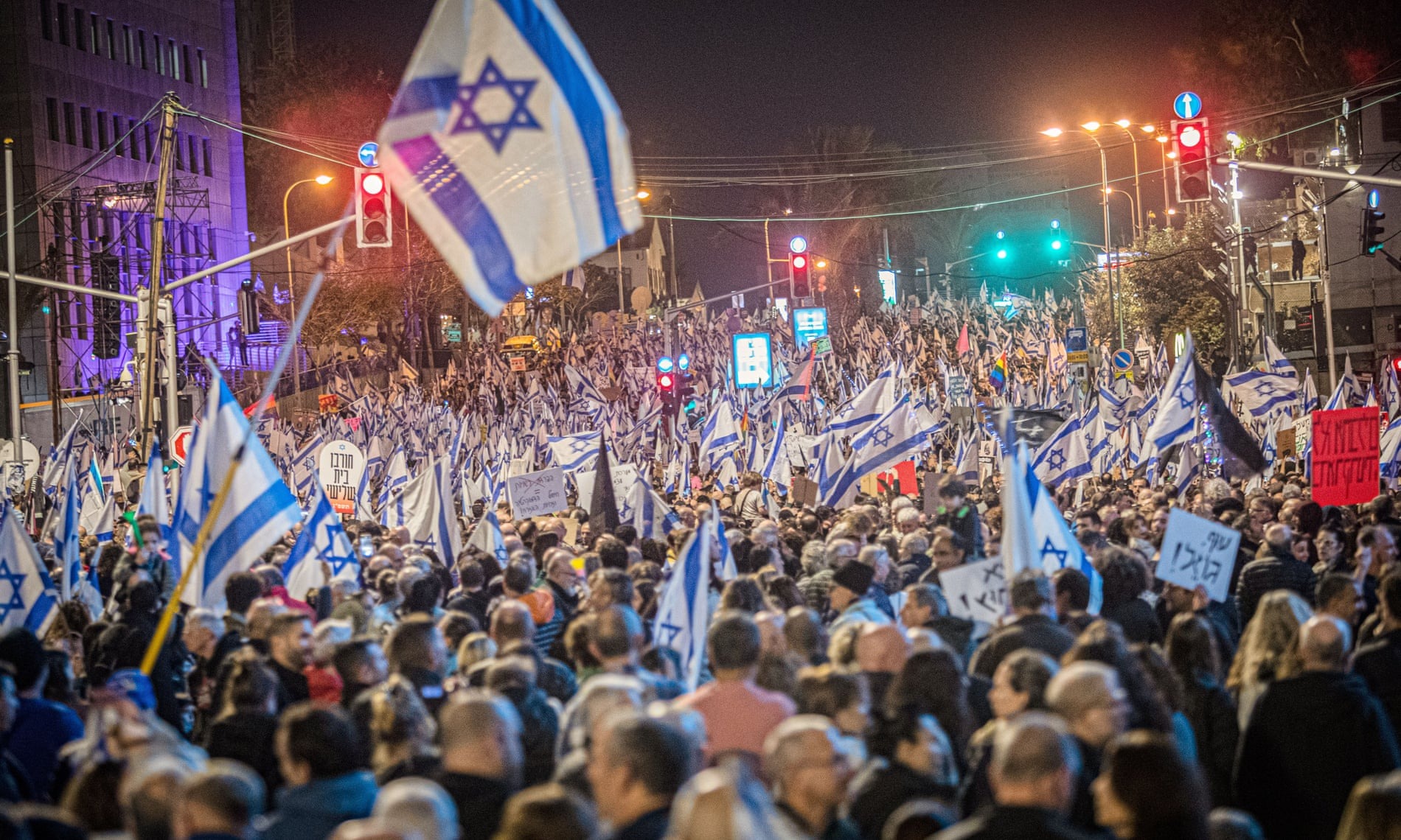 PROTESTA NË TEL AVIV: Izraelitët kërkojnë lirimin e pengjeve