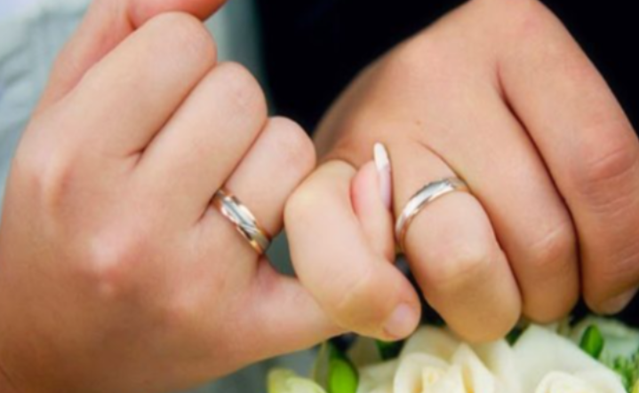 Ja përse unaza e martesës vendoset në dorën e majtë