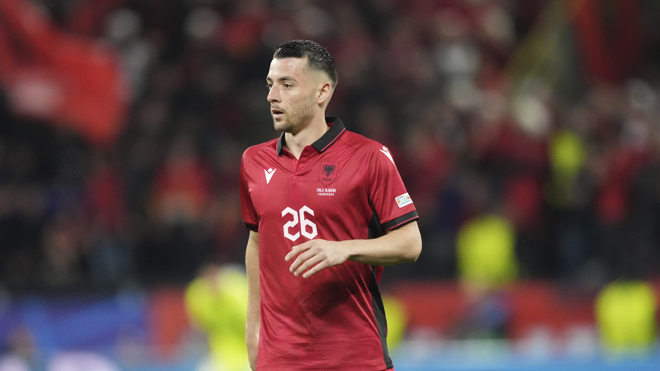 Dy klube angleze vihen në  gjah  pas Arbër Hoxhës