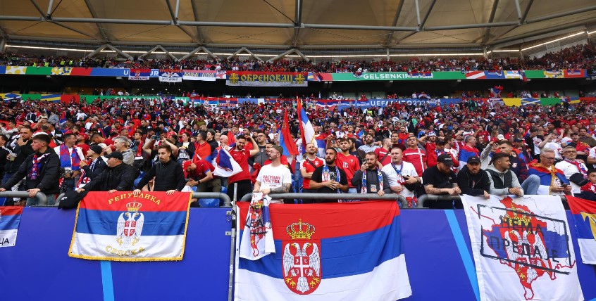 Tifozët me mesazhe provokuese kundër Kosovës, UEFA nis hetimin për Serbinë