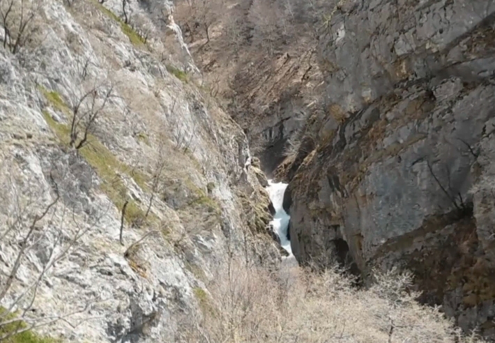 Bie në humnerë, vdes alpinisti 69 vjeçar