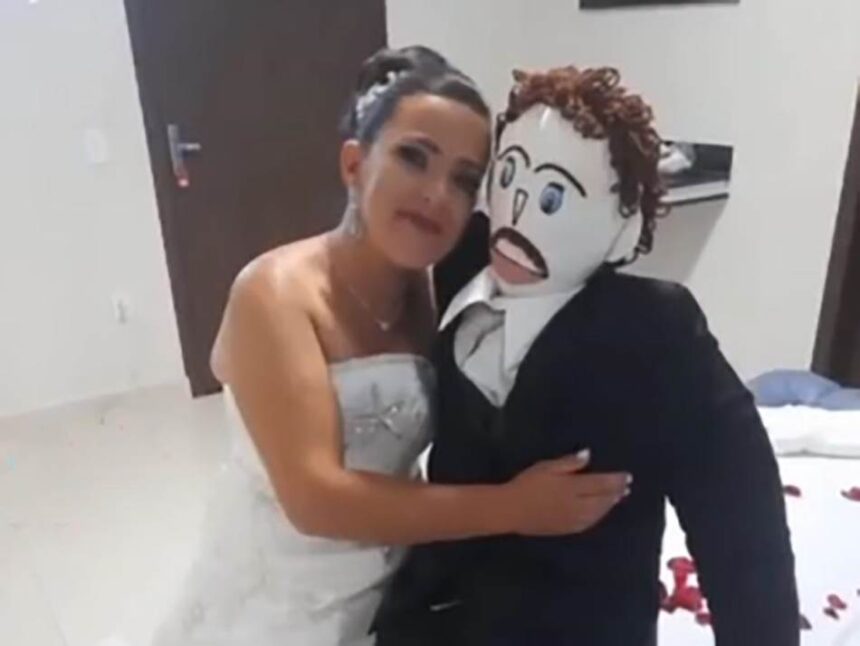 Ajo u martua me një kukull, në dasmë ishin 250 persona: Një “histori dashurie” e pazakontë në Brazil