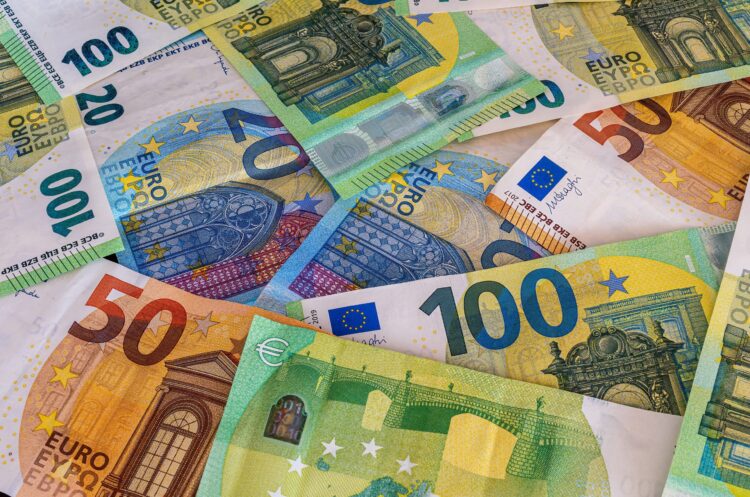 Dallimet në paga në vendet e BE së   disa fitojnë më shumë se 80 000 euro  të tjerë mezi 15 000