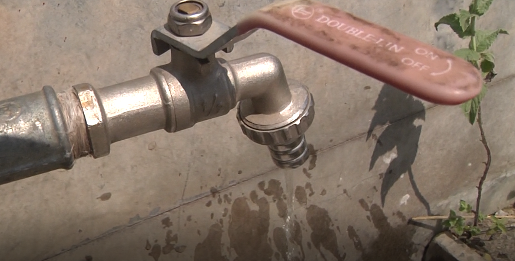 struge-bizneset-ankohen-se-pesojne-humbje-te-medha-per-shkak-se-uji-per-pije-eshte-i-paperdorshem