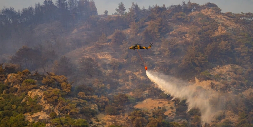 Firefighters battle a strong forest fire in Turkey's Aegean city of Izmir for a third day © Yasin AKGUL / AFP