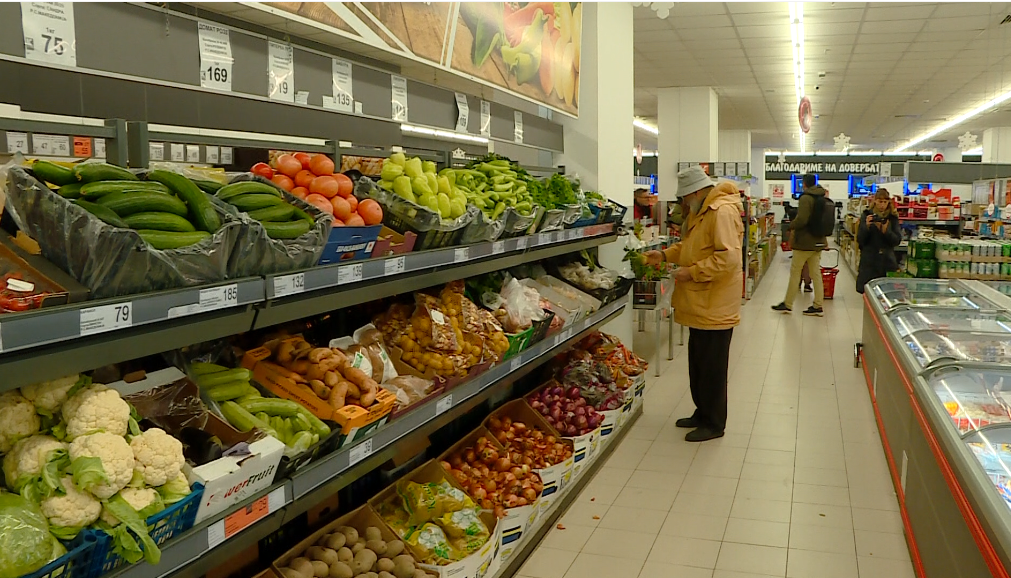 Qytetarët po përgatiten për pritjen e Vitit të Ri dhe festat e fundvitit