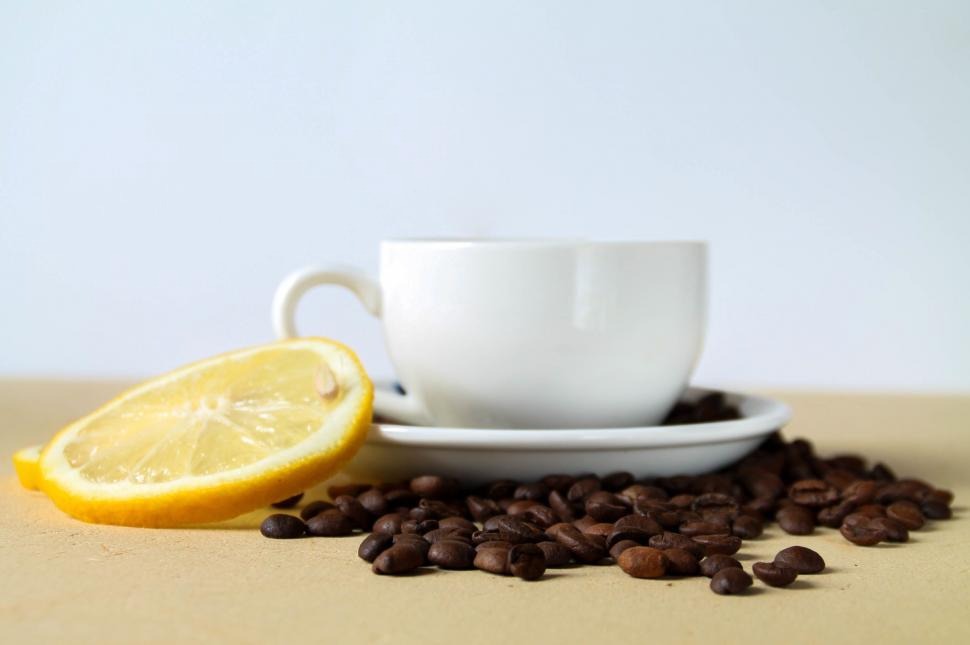 a-djeg-vertet-dhjamin-dhe-lehteson-dhimbjet-e-kokes-kafeja-me-limon
