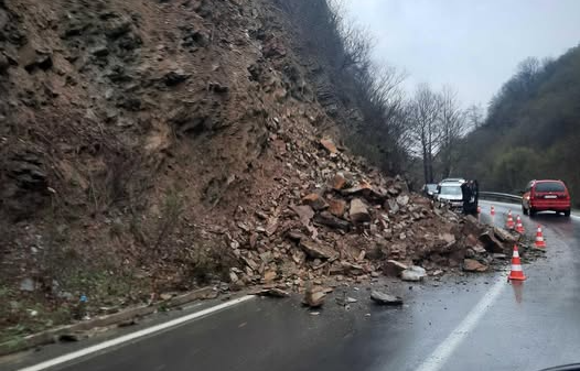 Rrëshqitje e madhe dheu në rrugën Shkup Veles   Crna Reka  doli nga shtrati pranë Buçinit