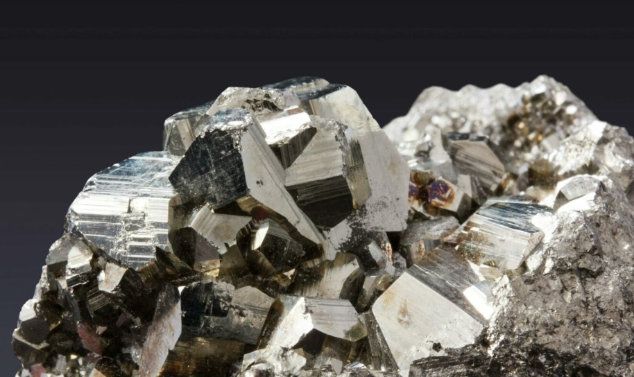 Eufori për argjendin  çmimi rritet me 110 përqind në vitin 2025