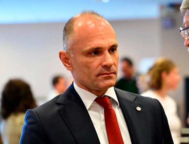 Filipçe  Qeveria nuk është stabile