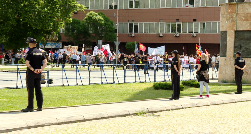Thirrjet e protestuesve sot para Kuvendit  në vesh të shurdhër   Deputetë në pushim 