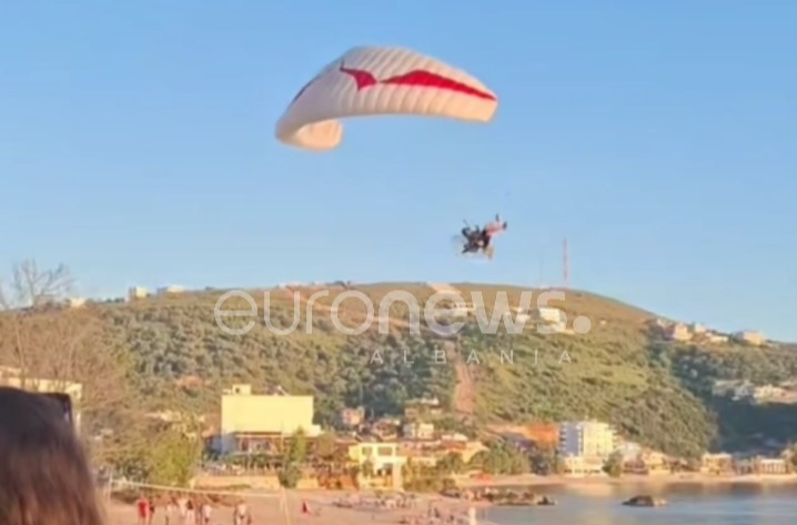 Video   Ulje tronditëse në mes të plazhit në Himarë