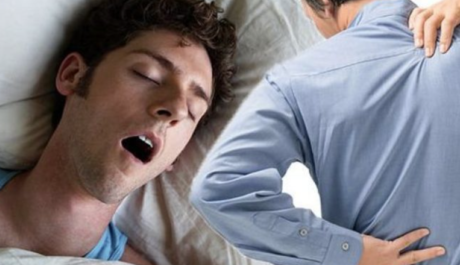 Pozita më e mirë për të fjetur nëse keni dhimbje shpine
