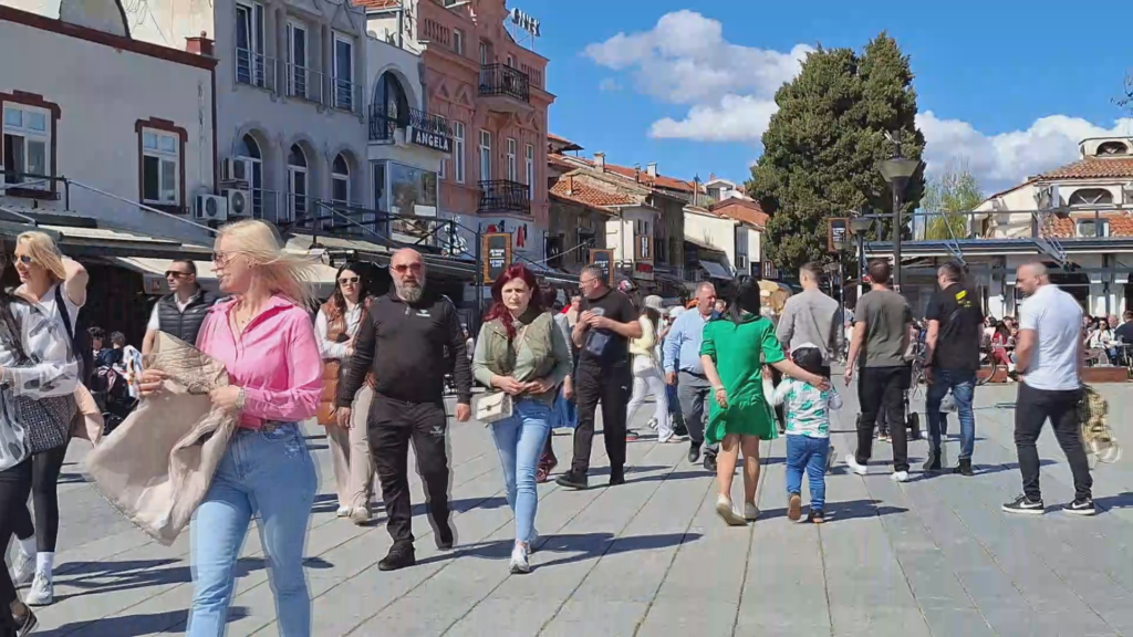 qyteti-i-ohrit-i-mbushur-me-turiste-te-huaj-dhe-vendas-per-1-maj