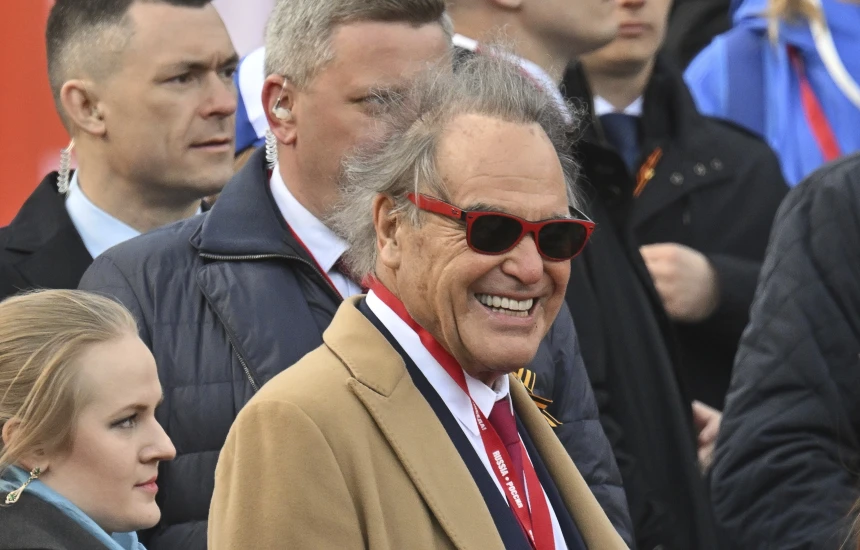 Regjisori amerikan, Oliver Stone, merr pjesë në paradën ushtarake të Putinit