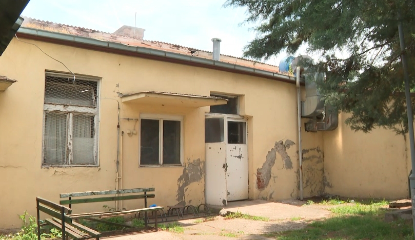 Lavanderia e spitalit u kthye në funksion edhe pse punonjësit janë pa rroga për gati katër muaj