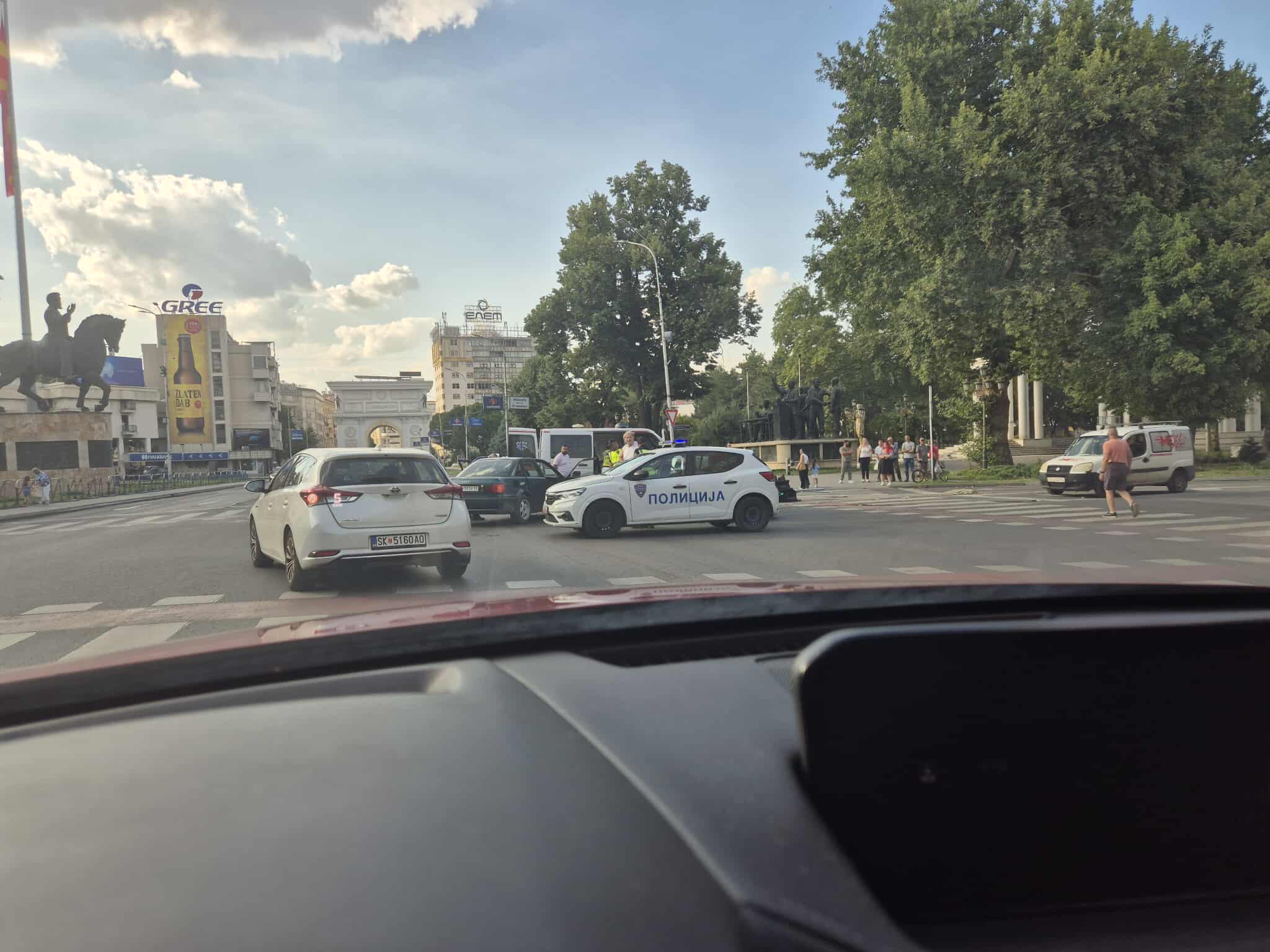 Aksident i rëndë trafiku në kryqëzimin përpara Parlamentit