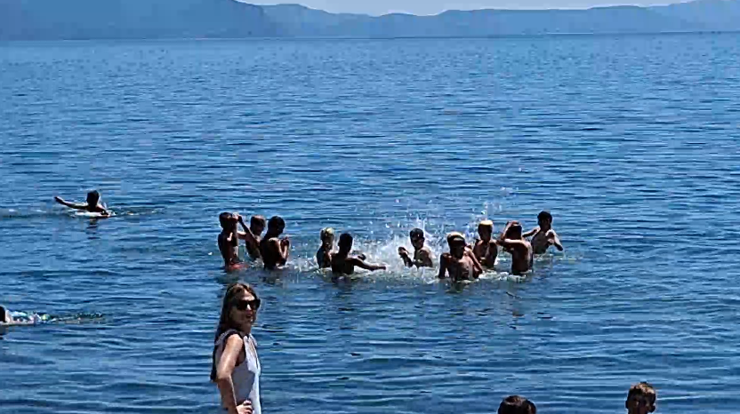 Sezoni turistikë në Ohër dhe Strugë  plazhet plotë  ndërsa lokalet gati bosh