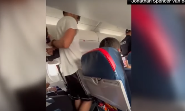 23 vjeçari shqiptar tenton ta hapë derën emergjente në mes të fluturimit  arrestohet pasi aeroplani bën ulje emergjente
