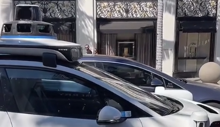 kend-ta-denoj-policia-kur-nuk-ka-askend-pas-timonit-robotaxi-ndalohet-nga-policia-per-shkelje-te-trafikut