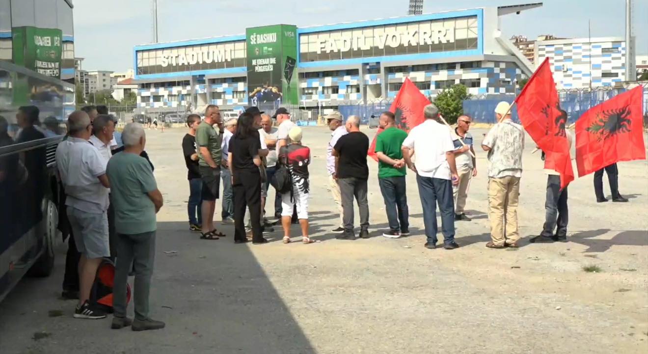 Kosovë  Nis ardhja e qytetarëve nga komunat tjera për protestën në mbështetje të ish krerëve të UÇK së