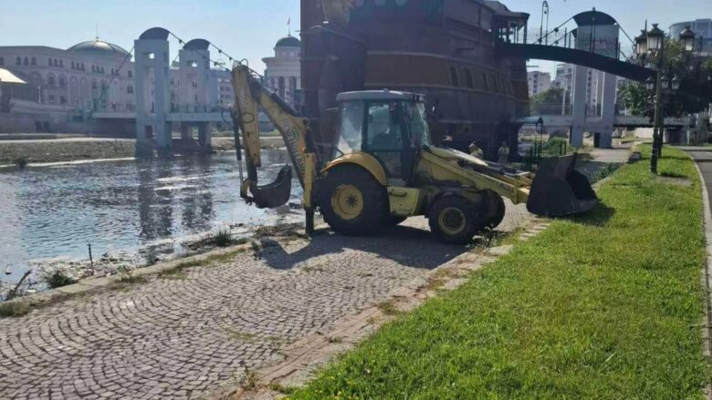 Pastrohet shtrati i lumit Vardar në Shkup  largohet bimësia e egër dhe mbeturinat