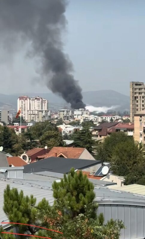 Zjarri në lagjen Vllae vihet nën kontroll, nuk ka informata për viktima apo të lënduar