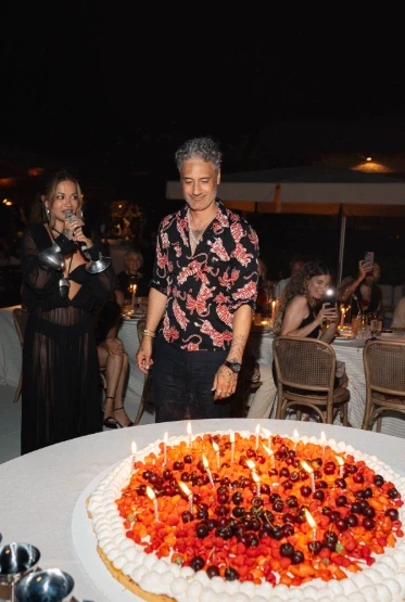 Rita Ora organizon festë madhështore për 50-vjetorin e Taika Waititit në Ibiza