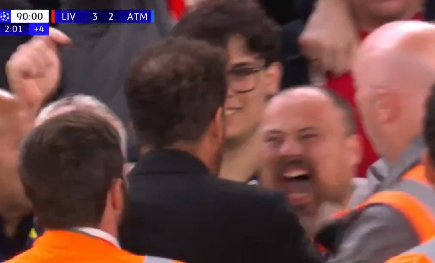 VIDEO   Simeone përplaset me tifozët  arbitri e përjashton më karton të kuq