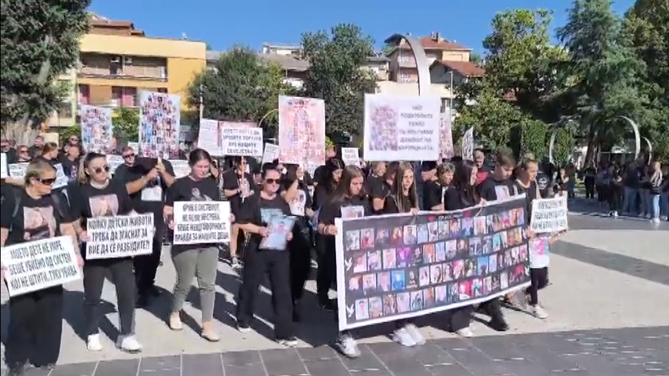 Në 6 mujorin e tragjedisë së Koçanit  familjarët e viktimave u mblodhën për marshim paqeje