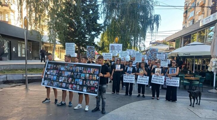 Familjarët e viktimave të Koçanit të shtunën marsh protestues në Shkup