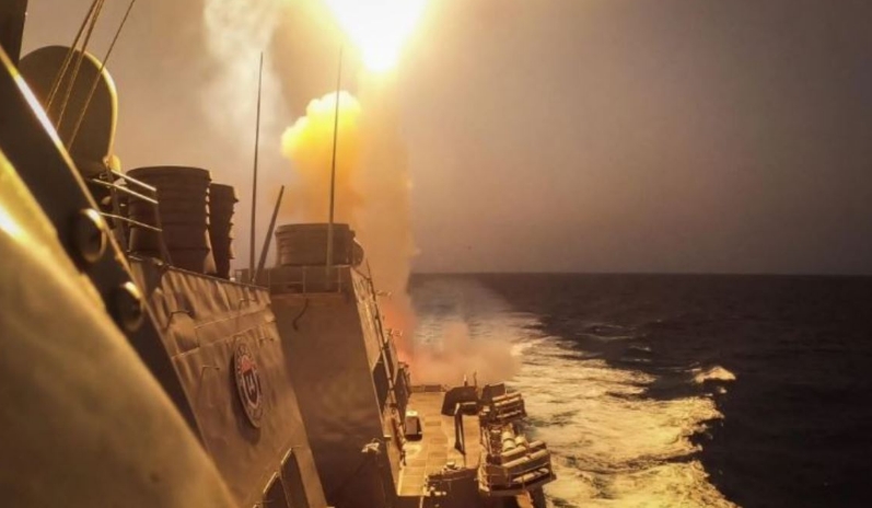 Izraeli sulmon rebelët Houthi  goditet porti strategjik i Hodeidës në Jemen