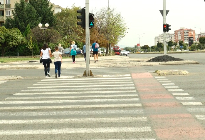 mpb-150-paralajmerime-per-qytetaret-qe-po-flisnin-ne-telefon-teksa-kalonin-rrugen