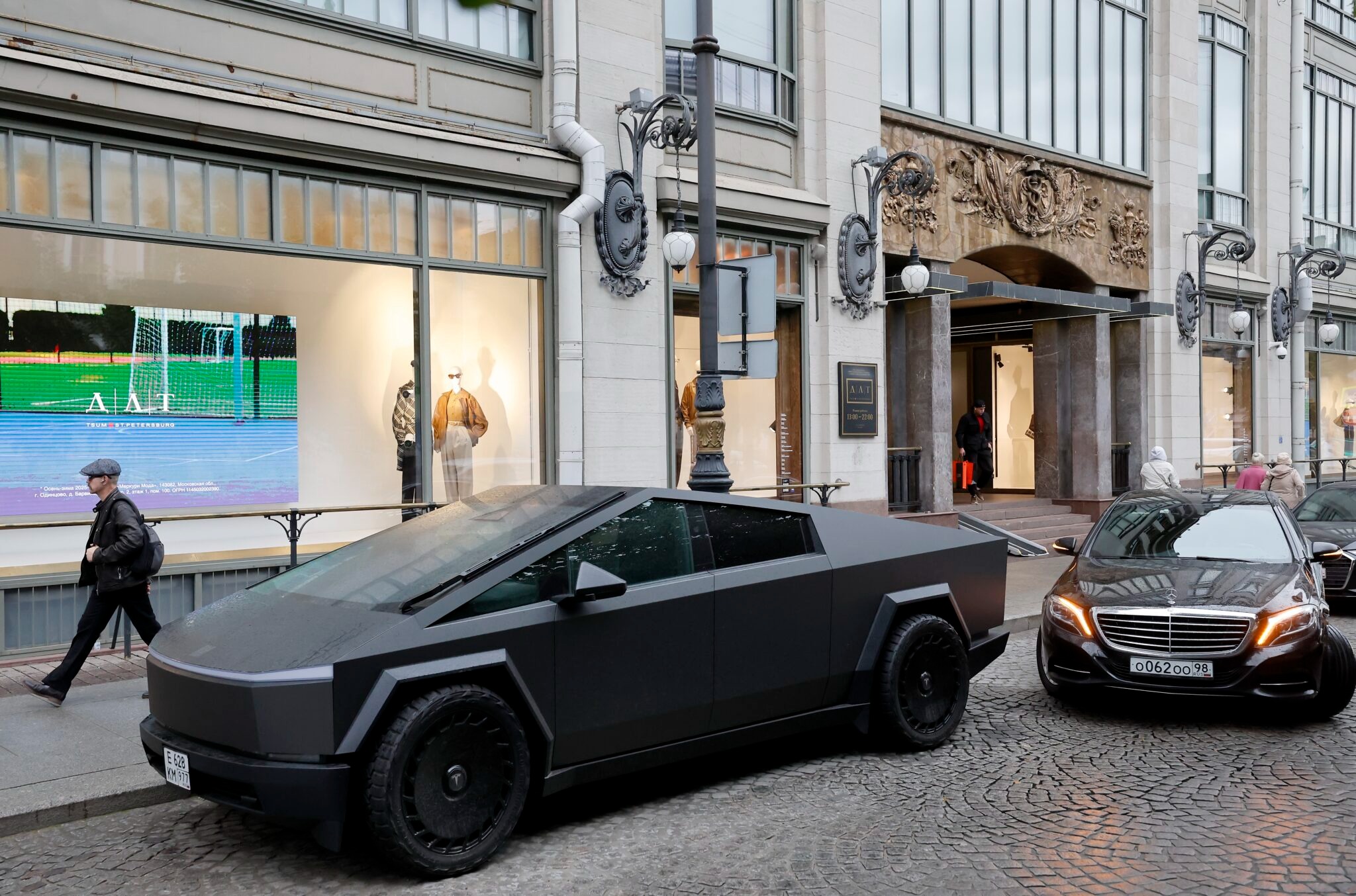 Mbi 60 000 Tesla Cybertrucks tërhiqen për shkak të një defekti në softuer