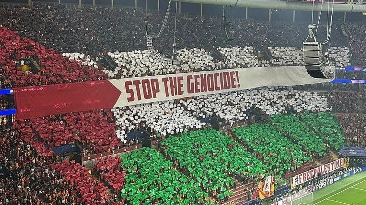  Ndal gjenocidin   Tifozët e Galatasarayt me banderolë gjigante në mbështetje të Palestinës