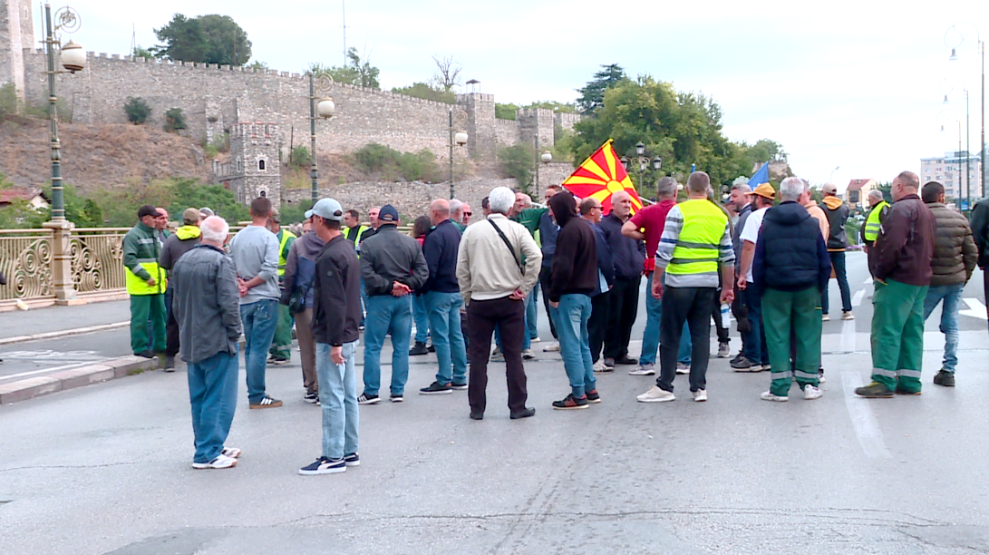 “Parqe dhe Gjelbërim”, “Florakom” dhe “Luna” në protestë, kërkojnë pagat
