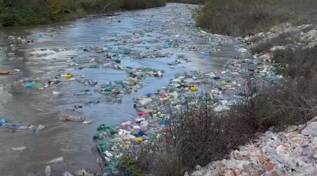 Katastrofë ekologjike në Vardar  shishet plastike pushtojnë lumin