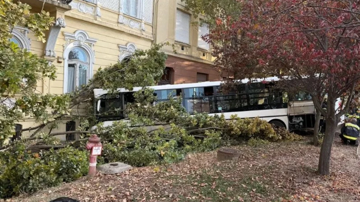 Autobusi plot me pasagjerë përplaset në një shkollë në Hungari   shumë të lënduar  disa në gjendje të rëndë
