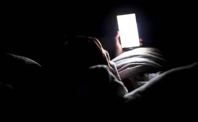 po-e-shkaterron-shikimin-tend-pa-e-kuptuar-telefoni-ne-erresire-mund-te-te-verberoje