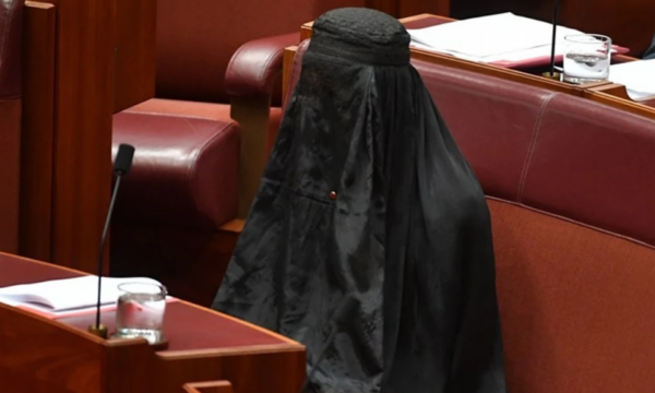 senatorja-australiane-shkakton-debat-ne-parlament-pasi-hyn-e-veshur-me-hixhab